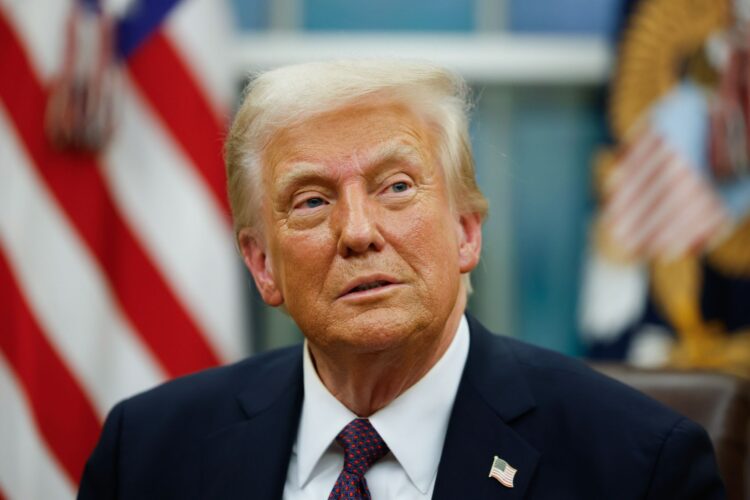 Д.Трамп цөмийн шумбагч хөлөг онгоц байрлуулах тушаал өгчээ