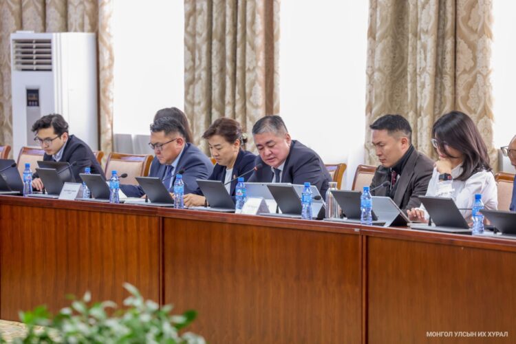 ЗГ: Ирэх оны төсөвт төрийн албан хаагчдын цалинг нэмэх талаар тусгаагүй