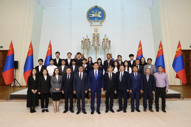 Олон улсын олимпиадад амжилттай оролцсон сурагчид, Зохион байгуулах хороодод шагнал гардууллаа