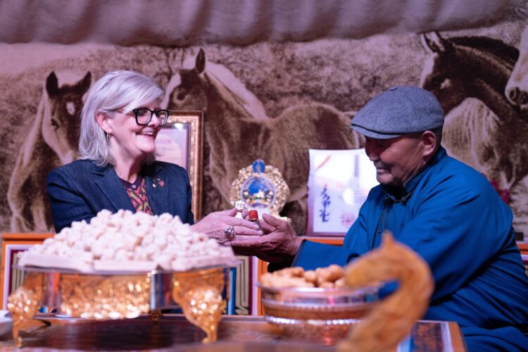 Амбан захирагч Саманта Мостин малчин айлд зочилж, Оюу толгойн уурхайтай танилцлаа