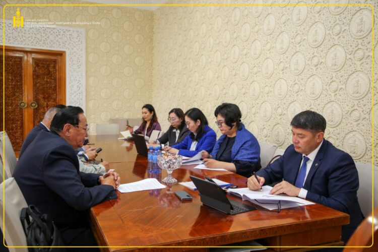 Гэр бүл, хөдөлмөр, нийгмийн хамгааллын сайд Т.Аубакир Монголын ахмадын холбооны ерөнхийлөгч Ц.Сүхбаатар болон Монголын ахмадын холбооны Удирдах зөвлөлийн гишүүдийн төлөөллийг хүлээн авч уулзлаа