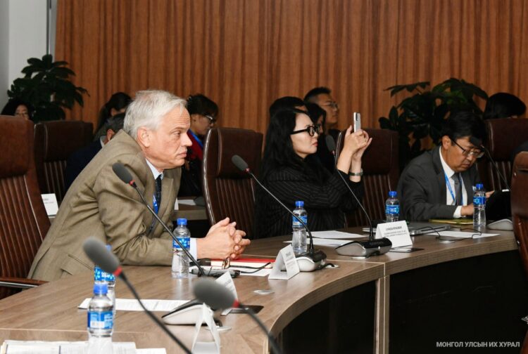 ‘Ардчилсан Үндсэн хуульт засаглалыг бэхжүүлэх’ сэдвээр 10 улсын эрдэмтэн, судлаачид хэлэлцүүлэг өрнүүлж байна