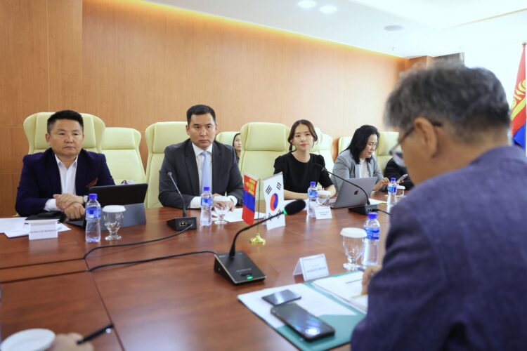 НЗДТГ-ын дарга Д.Амгалан Хүннү хотын төлөвлөлтийн асуудлаар БНСУ-ын “Хан А хотын судалгааны хүрээлэн”-гийн захирал Тэ Кёнжин тэргүүтэй төлөөлөгчдийг хүлээн авч уулзлаа.