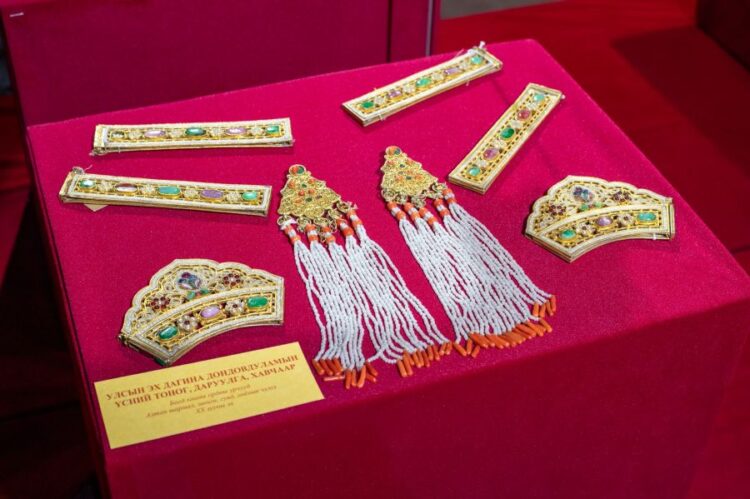 Эх дагины эдэлж хэрэглэж байсан хосгүй үнэт үзмэрүүдийг дэлгэжээ