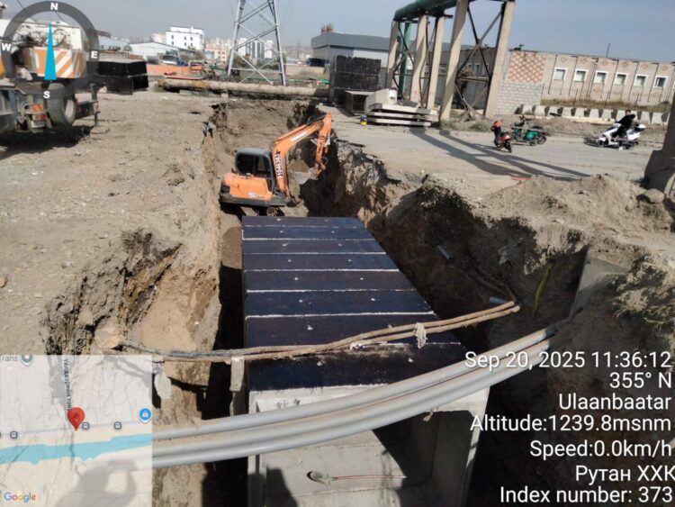 “Хөсөг трейд”-ийн баруун урд уулзвар хүртэлх 1.3 км авто замын өргөтгөлийн хэсэгт цементээр бэхжүүлсэн суурийн ажил хийжээ