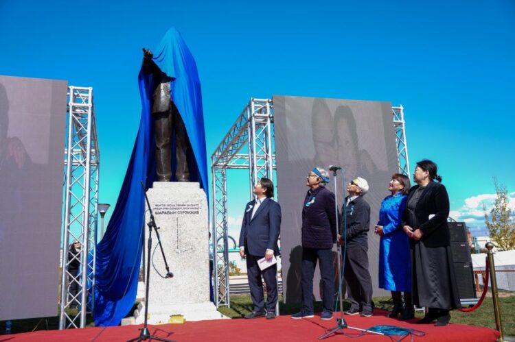 Ардын уран зохиолч Ш.Сүрэнжав агсан хөшөө болон мөнхөрлөө