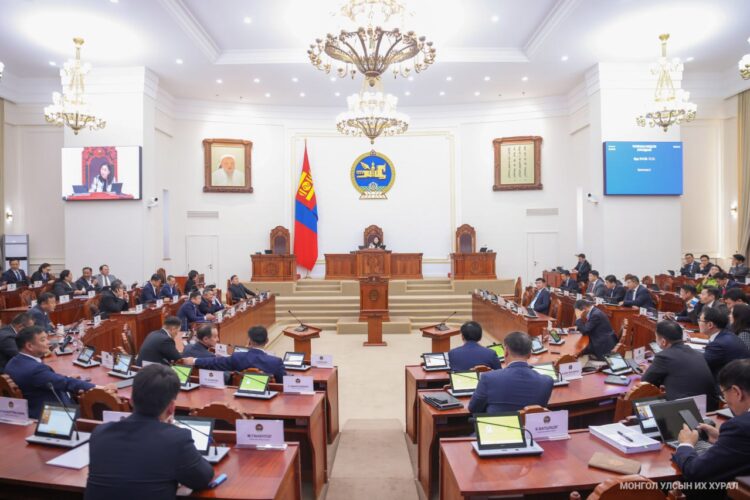 Монгол Улсын Ерөнхийлөгчийн хоригийг хүлээн авч, ирэх оны төсвийн төслүүдийг хоёр дахь хэлэлцүүлэгт шилжүүллээ