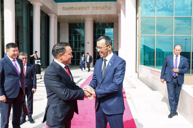 Монгол, Казахстаны хооронд шинэ маршрут бий болгох, нислэгийн давтамжийг тогтмолжуулах чиглэлээр харилцан санал солилцлоо