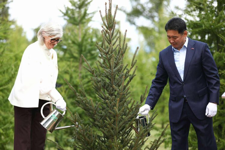 Ерөнхийлөгч У.Хүрэлсүх, Австралийн Холбооны Улсын Амбан захирагч /төрийн тэргүүн/ Саманта Мостин нар дурсгалын мод тарилаа