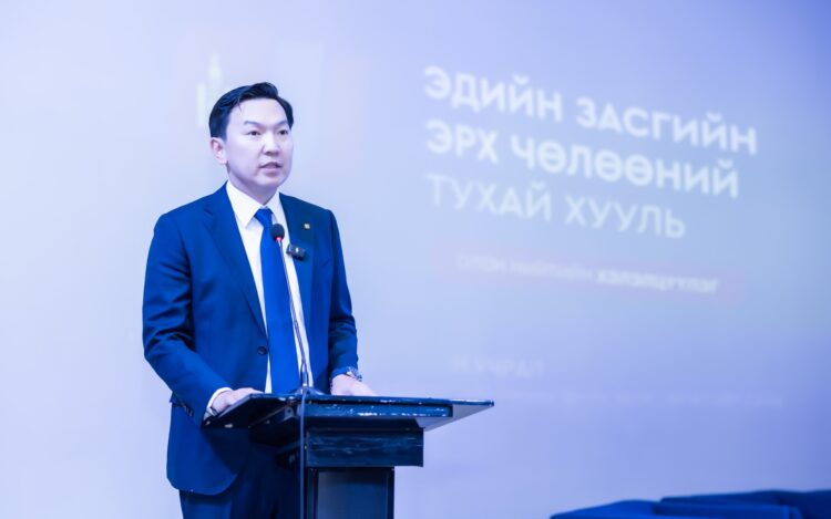 ЭДИЙН ЗАСАГТ ЭРХ ЧӨЛӨӨ ОЛГОХ ХУУЛИЙН ТӨСЛИЙГ ОЛОН НИЙТЭД ТАНИЛЦУУЛЖ БАЙНА.