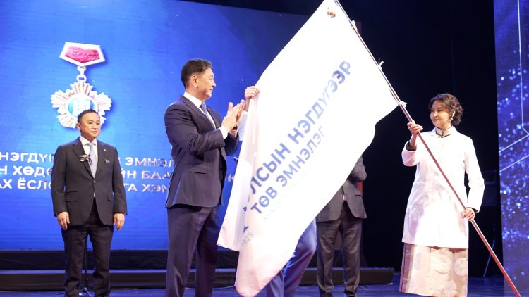 Улсын Нэгдүгээр төв эмнэлэг ‘Хөдөлмөрийн Баатар’ цол авлаа