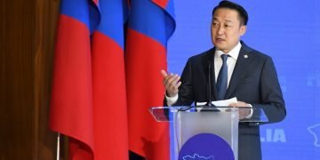 УИХ-ын гишүүн Д.Амарбаясгалангийн өмгөөлөгчид прокурорын дуудан ирүүлэх мэдэгдэх хуудсыг хүргүүлээд байна