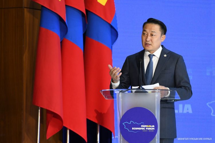 УИХ-ын гишүүн Д.Амарбаясгалангийн өмгөөлөгчид прокурорын дуудан ирүүлэх мэдэгдэх хуудсыг хүргүүлээд байна