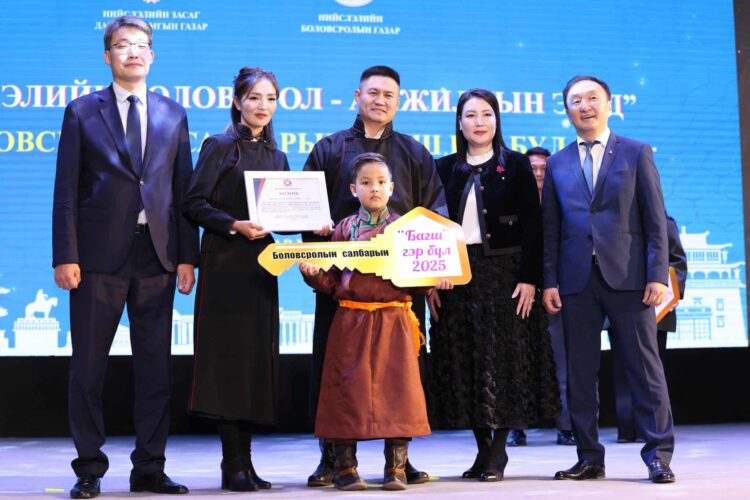 Нийслэлийн боловсролын газрын дарга А.Амартүвшин гэр бүлээрээ боловсролын салбарт ажиллаж буй 8 өрхөд түрээслээд өмчлөх орон сууц олгожээ