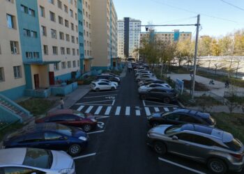Баянгол дүүргийн 13 дугаар хорооны 2а байрнаас гуравдугаар байр хүртэлх хороолол дундах замыг шинэчлэн засварлалаа