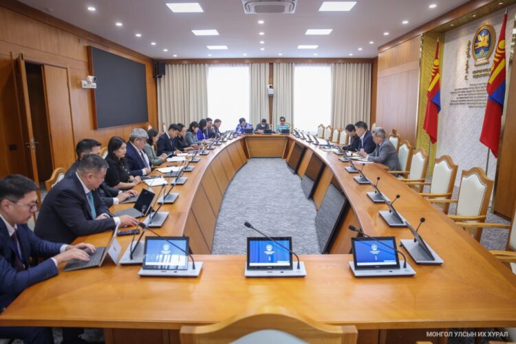 Тэтгэвэр нэмэгдүүлэх, тэтгэврийн зээлийн нөхцөлийг сайжруулах санал дүгнэлт боловсруулах ажлын хэсгээс холбогдох байгууллагын удирдлагуудтай уулзаж, чиглэл өглөө