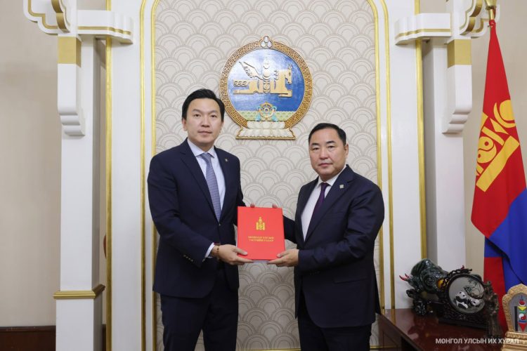 “Монгол Улсыг 2026-2030 онд хөгжүүлэх таван жилийн үндсэн чиглэл батлах тухай” УИХ-ын тогтоолын төслийг өргөн мэдүүллээ