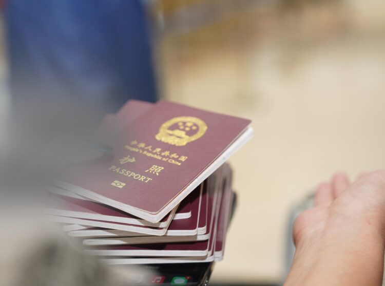 Хууль бусаар хөдөлмөр эрхэлсэн 8 орны 260 иргэнийг албадан гаргалаа