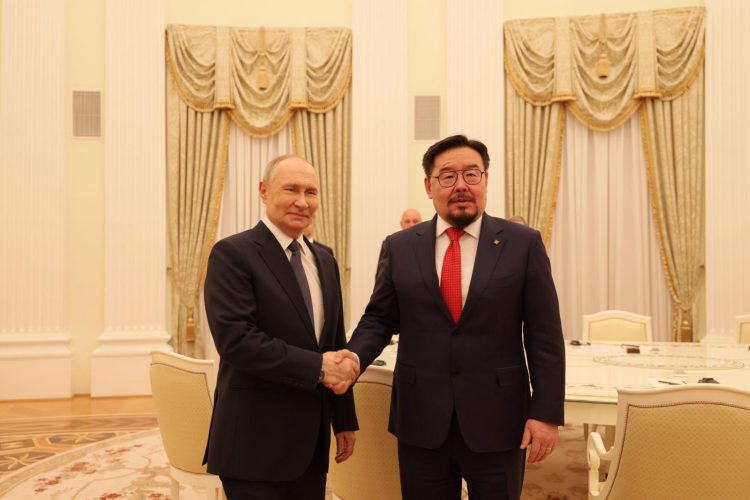 ОХУ-аас БНХАУ-д байгалийн хий нийлүүлэх хоолой барих төсөл, “Монгол-Орос-Хятадын Эдийн засгийн коридор байгуулах хөтөлбөр” зэрэг томоохон төсөл, хөтөлбөрийг хэрэгжүүлэхэд хоёр улсын Засгийн газрын тэргүүн нар онцгойлон анхаарч, нягт хамтран ажиллана гэдгээ илэрхийлжээ