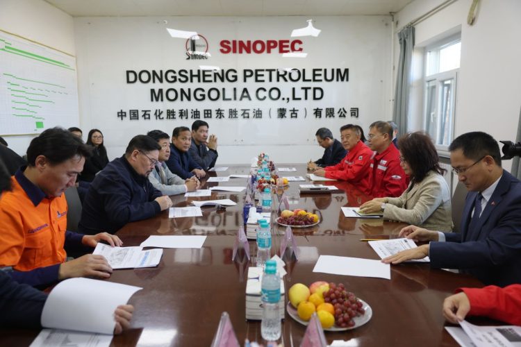 Монгол Улсын Ерөнхий сайд Г.Занданшатар Дорноговь аймгийн Зүүнбаян суманд газрын тос олборлож буй “Доншен газрын тос”/Монгол/ ХХК-ийн үйл ажиллагаатай танилцлаа