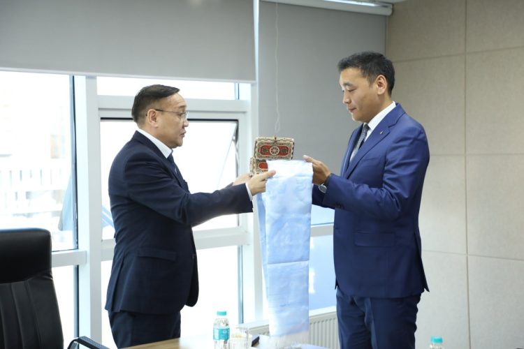 Эрүүл мэндийн даатгалын ерөнхий газрын дарга Ц. Батбаатар тамгаа гардан авч, ажилдаа орлоо