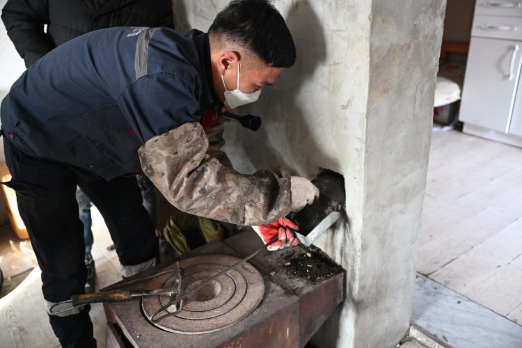 Түлш хэрэглэгчдэд үйлчлэх төвөөс айлуудын янданг хөөлж, ханан пийшин, зуухны гэмтлийг засварлаж байна