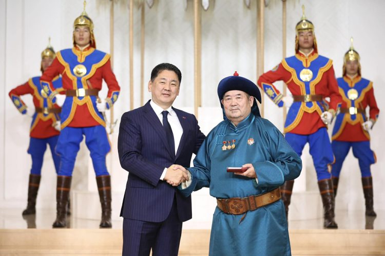 Монгол улсын Ерөнхийлөгч одон медаль хүртээсэн эрхэмүүд