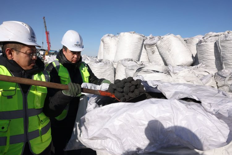 Сурвалжилга: Эрээн хотын гаалийн талбайд 8000 тонн, “Тавантолгой түлш” компанийн үйлдвэрт 35 мянган тонн хагас коксон түлш нөөцлөөд байна