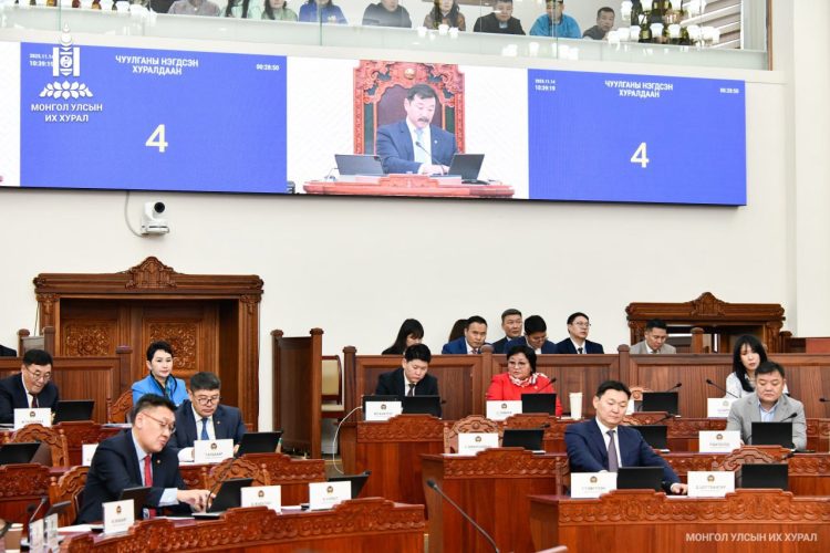 Үндсэн чиглэлийн төслийг анхны хэлэлцүүлэгт шилжүүлж, төсвийн тухай хуулийн төсөлтэй хамт өргөн мэдүүлсэн хууль, тогтоолын төслүүдийг эцэслэн батлав