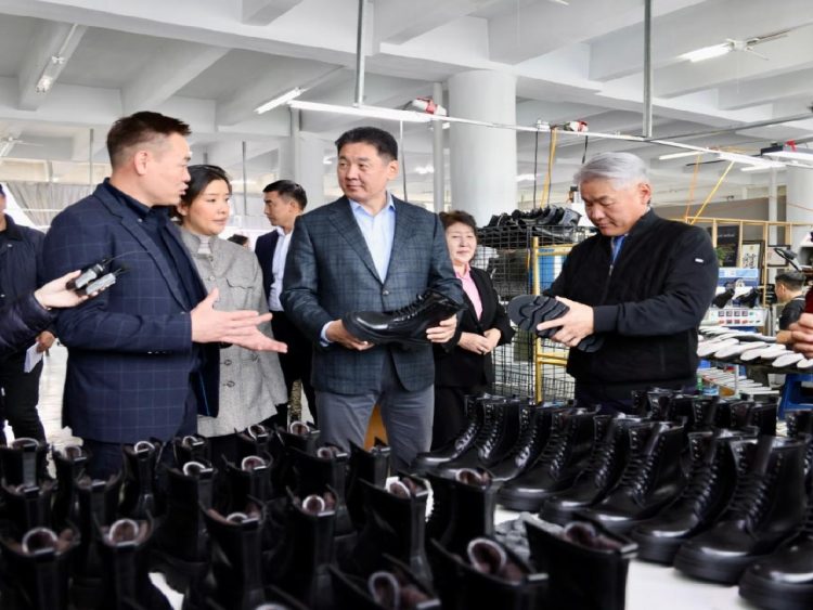 Ерөнхийлөгч У.Хүрэлсүх, ХХААХҮ-ийн сайд Ж.Энхбаяр нар “Чиг” брэндийн үйлдвэрт ажиллав