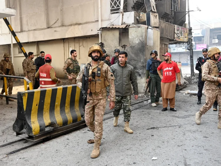 Пакистаны Пешаварт хамгаалалтын байгууллагын төв рүү зохион байгуулалттай халдлага болж, гурван алба хаагч амиа алдав