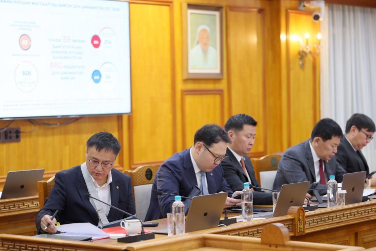 Эрүүл мэндийн салбарын ажилтны цалинг 2026 онд гурван удаа үе шаттай нэмж, 75 хувиар нэмэгдүүлэх саналыг танилцууллаа