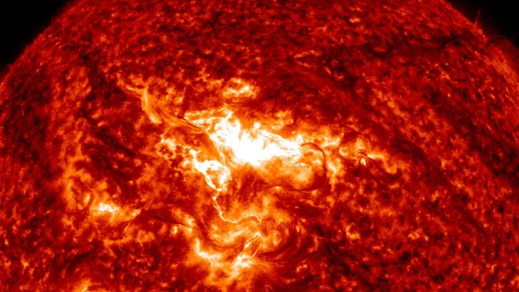 Нарнаас гарсан хүчтэй X5.1 зэрэглэлийн дэлбэрэлт дэлхийд хэрхэн нөлөөлж байна вэ?