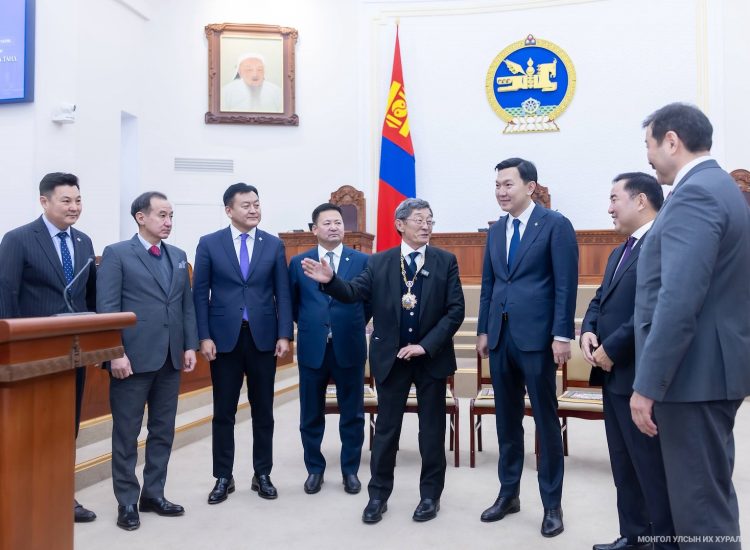 Улсын Их Хурлын дарга, гишүүд “Чингис хаан” одонт Академич С.Нарангэрэлд хүндэтгэл үзүүллээ