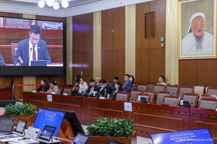 “Жавхлант”, “Шивээ толгой” ашиглалтын тусгай зөвшөөрлийн асуудлаарх нотлох баримтуудыг шинжлэн судалж байна