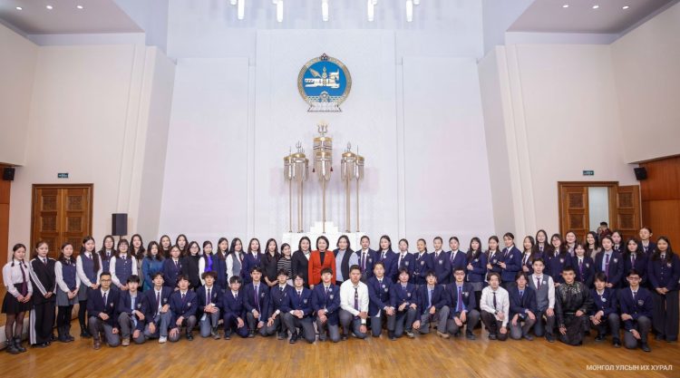 Сүхбаатар дүүргийн ЕБС-ийн ахлах ангийн сурагчид Төрийн ордонд зочилж, зарим хуулийн төслийн талаар саналаа илэрхийллээ