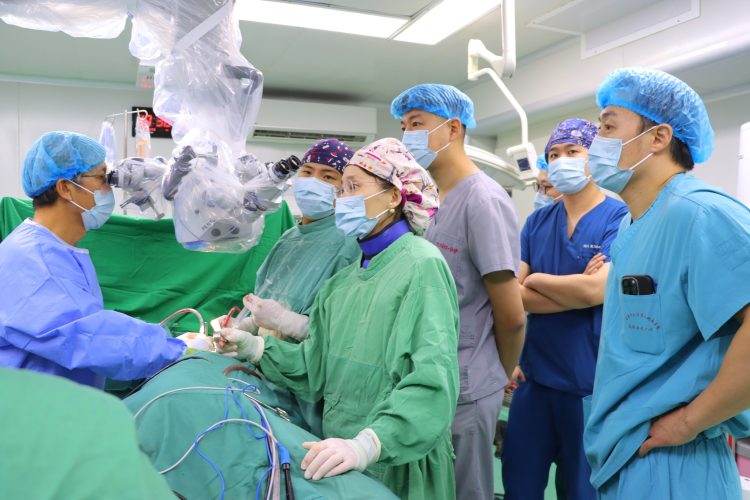 ГССҮТ, БНСУ-ЫН ЭМЧ НАРЫН БАГ НУРУУНЫ МЭС ЗАСАЛ ЭМЧИЛГЭЭГ МИКРОСКОП АШИГЛАН АМЖИЛТТАЙ ХИЙЛЭЭ..