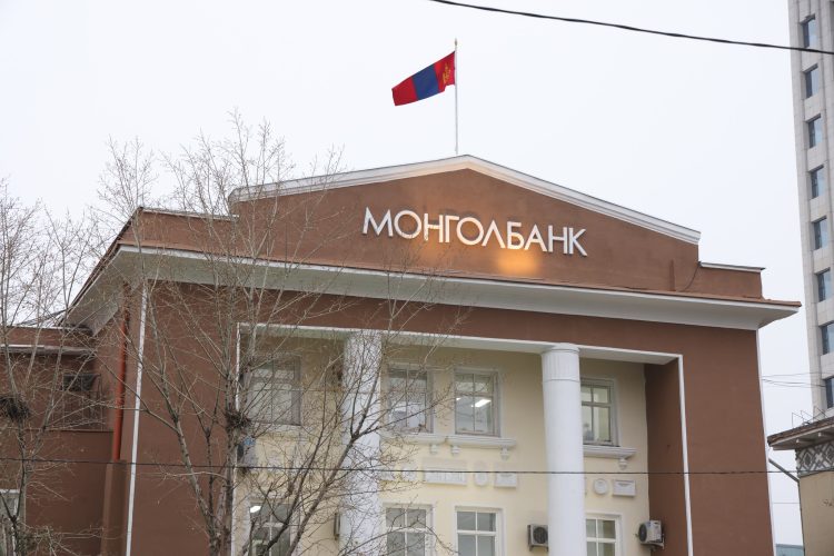 Монголбанк 9 хэлтсээ татан буулгаж,126 ажилтан цомхотголоо