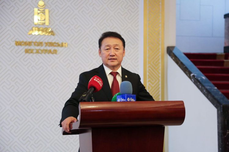 “Монголросцветмет”-ийн захирал Д.Тогтохсүрэнгийн ажлын байранд АТГ-ынхан нэгжлэг хийж саатууллаа