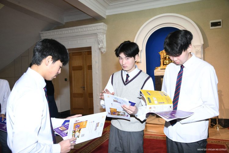 “Парламентын боловсрол” хөтөлбөрийн танилцах аялалд нийслэлийн ерөнхий боловсролын 152 дугаар сургуулийн сурагчид оролцлоо