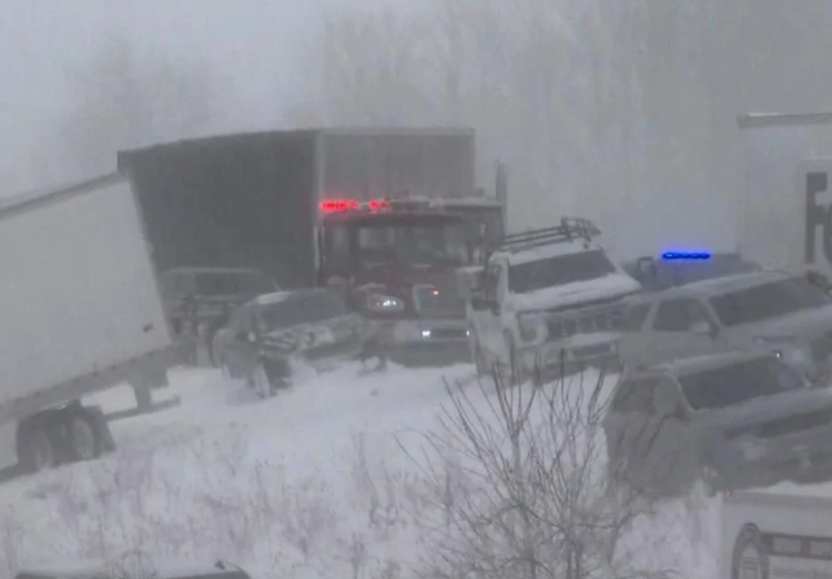 АНУ-ын Мичиган мужид цасан шуурганы улмаас 100 орчим автомашин осолдлоо