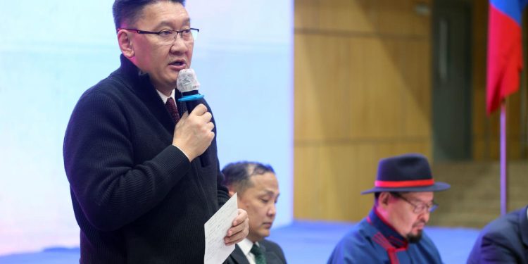 Авлига, газрын маргаан, хариуцлагагүй уул уурхайг цэгцэлж өгөхийг дорноговьчууд Ерөнхий сайдаас хүслээ