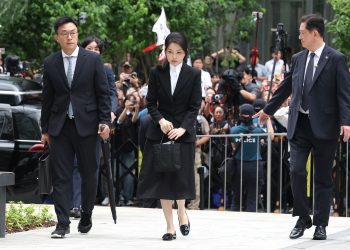 Өмнөд Солонгосын тэргүүн хатагтай асан Ким Гон Хи-г авлигын хэргээр 1 жил 8 сарын хорих ял оноолоо