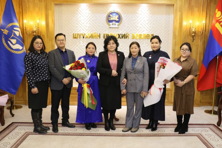 Ховд аймгийн Булган сум дахь сум дундын шүүхийн шүүгч нарт Төрийн дээд одон, медаль гардууллаа