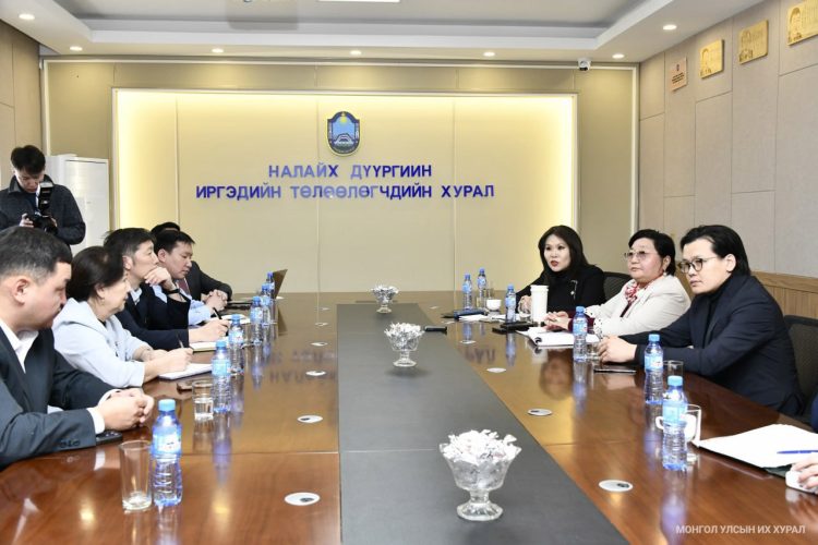 Ажлын хэсгийн гишүүд Хог хаягдлын тухай хуулийн хэрэгжилт, дахин боловсруулах үйлдвэрийн үйл ажиллагаатай танилцлаа