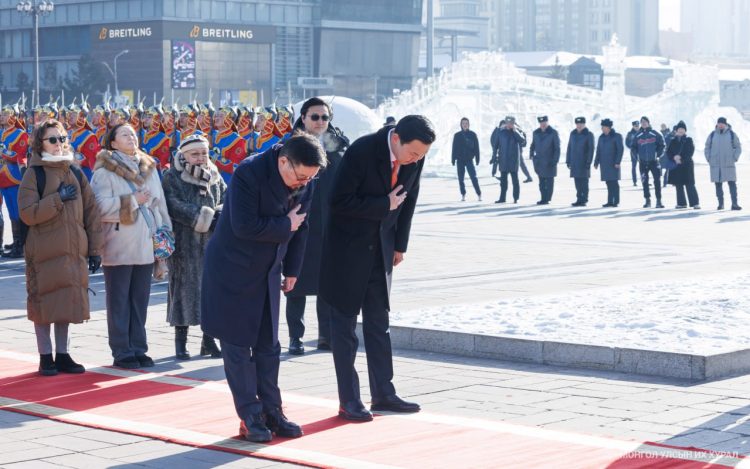 Жанжин Д.Сүхбаатарын хөшөөнд цэцэг өргөж, хүндэтгэл үзүүллээ