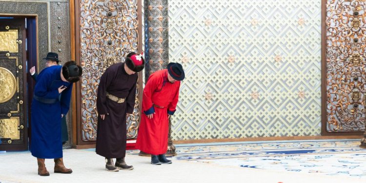 Эзэн Богд Чингис хааны шүтээн, Төрийн тугандаа хүндэтгэл үзүүллээ