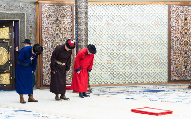 Эзэн Богд Чингис хааны шүтээн, Төрийн тугандаа хүндэтгэл үзүүллээ