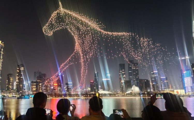 Хятадууд өнөөдөр морин жилээ угтан авч байна