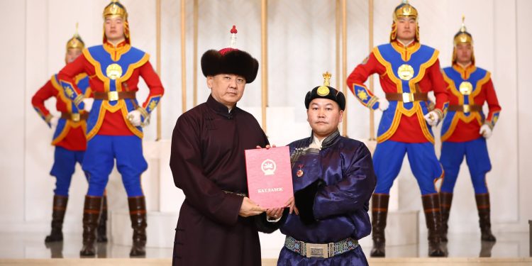 Уяачдад улсын цол хүртээлээ